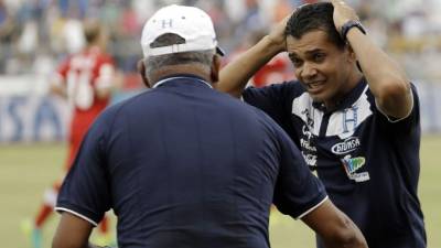 Amado Guevara recibe de Roy Posas los mensajes de Jorge Luis Pinto. Foto Melvin Cubas