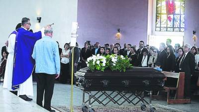 Antes de las exequias se ofició una misa de cuerpo presente en la iglesia San Juan Bosco.