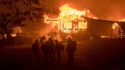 Más de 5.500 bomberos seguían este lunes de mañana combatiendo los 14 incendios en California, Estados Unidos.