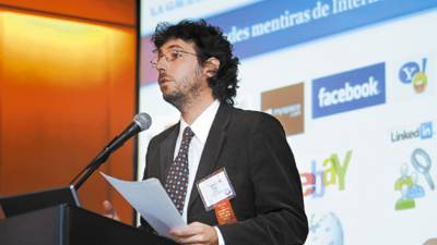 BAS 02 - BUENOS AIRES (ARGENTINA), 06/11/2009. El panelista Federico Türpe del diario La Gaceta de Tucumán participa en seminario 'Experiencias digitales exitosas de diarios medianos: nuevos productos' hoy, 6 de noviembre de 2009, durante la primera jornada de la 65 Asamblea de la Sociedad Interamericana de Prensa (SIP), en un hotel de Puerto Madero, en Buenos Aires (Argentina). El director ejecutivo de la SIP, Julio Muñoz, consideró que en los últimos años han ocurrido diferentes ataques a la libertad de prensa en países como Argentina, Venezuela, Nicaragua, Ecuador, Bolivia y Honduras. EFE/Leo La Valle