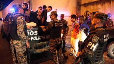 Muchos aficionados fueron detenidos por la Policía Nacional.