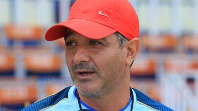 A supporter of Argentine former football star and coach of Gimnasia y Esgrima La Plata Diego Maradona writes a message outside the Ipensa clinic where Maradona has been admitted, in La Plata, Buenos Aires province, on November 3, 2020. - Argentine football great Diego Maradona was admitted to hospital Monday for medical checks, his personal doctor announced. (Photo by JUAN MABROMATA / AFP)