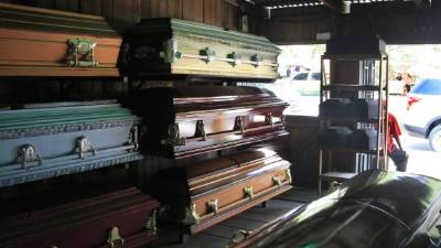 Los ataúdes de los negocios fúnebres frente al hospital Mario Rivas se venden principalmente los fines de semana donde más muertos hay.