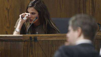 Tara Kyle, la esposa del francotirador más letal de EUA, rompió a llorar durante el juicio.