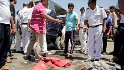 Agentes de la policía egipcia inspeccionan el lugar del atentado.
