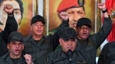 El ministro de Defensa de Venezuela, Vladimir Padrino, rodeados de militares mientras pronuncia un discurso en Caracas. AFP