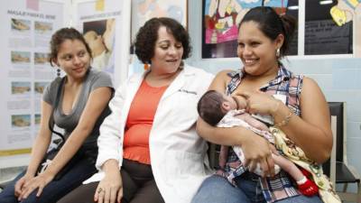 El personal explica el proceso a las donantes de leche.