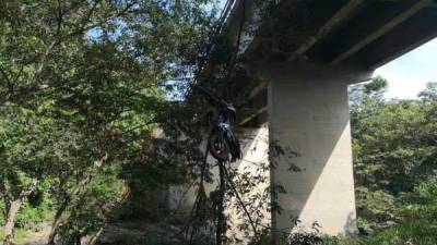 La motocicleta del hombre fue encontrada colgada entre las ramas de un árbol.