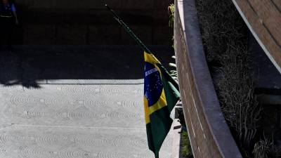 Una bandera brasileña ondea en la embajada de Argentina en Caracas.