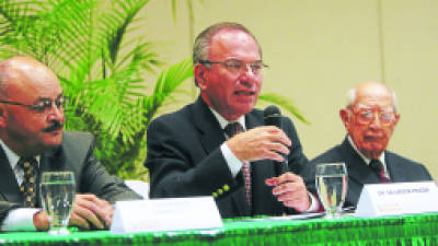 Salvador Pineda, titular de de Salud y Jorge Bueso Arias del Banco de Occidente