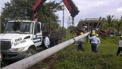Se conoce que la caída del poste se debió a los fuertes vientos que azotaron la noche del lunes en Puerto Cortés. Foto cortesía de la Enee