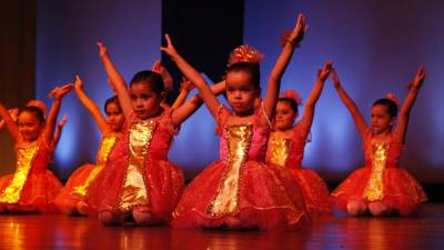 Alumnas de CCDanza en un evento pasado en el teatro José Francisco Saybe.