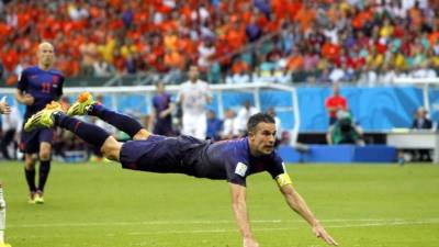 Van Persie, en el momento de hacer su golazo.