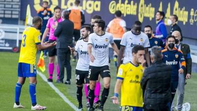 Los jugadores del Valencia en un gesto de solidaridad con Mouctar Diakhaby se fueron de la cancha.