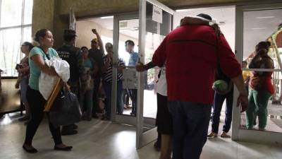 Pacientes salen de la sala de emergencias del hospital Mario Rivas. Foto: Wendell Escoto