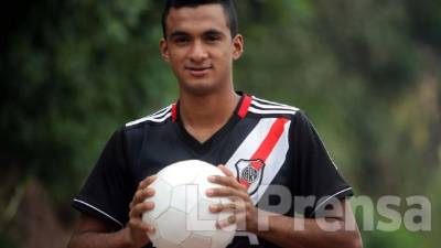 El joven jugador nacional Ariel Nájera está a la espera de recibir una oportunidad y jugar en la Liga Nacional de Honduras.