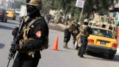 Las autoridades iraquíes todavía no han logrado retomar el control del centro comercial donde se refugiaron los atacantes.