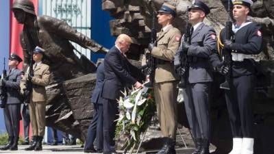 Polonia agasajó hoy al presidente de Estados Unidos, Donald Trump, con un recibimiento como el que se ofrecía a los antiguos jerarcas de Moscú, sin disidencias y con un público entregado llegado desde diferentes partes del país, que coreó al unísono su nombre.