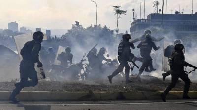 Las fuerzas de seguridad de Maduro se enfrentan a los militares sublevados en Caracas./AFP.