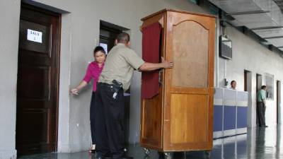 La Fiscalía ayer en el juicio presentó varios testigos protegidos para establecer la participación de los acusados en actividades de tráfico de drogas.