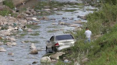 El vehículo quedó en posición normal en el fondo de la quebrada.