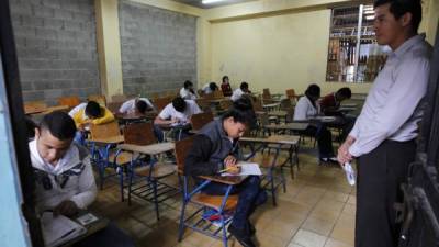 Maestros de media reciben el pago por hora clase.