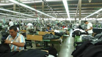 Empleados en una fábrica de textiles en Costa Rica.