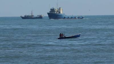 Con la ayuda de un barco de mayor calado tuvo que ser remolcada la nave encallada. Foto: Javier Rosales