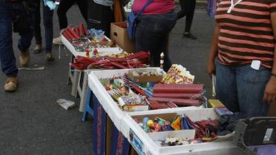 Los vendedores de cohetes se instalaron en el centro.