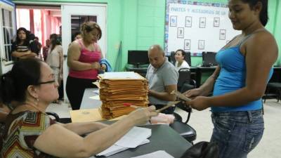 En varias escuelas del barrio Cabañas se pudo constatar que la matrícula no es gratis como lo ha anunciado el ministro de Educación. Foto: Jordan Perdomo.