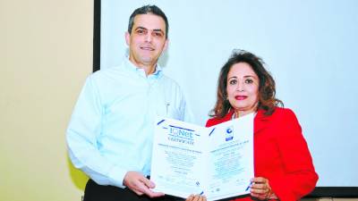 Fernando Jaar recibió la certificación de Sandra Velásquez de Incontec.