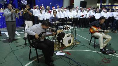 Parte de la banda que tocó música en vivo en la vela de la escuela episcopal El Buen Pastor.