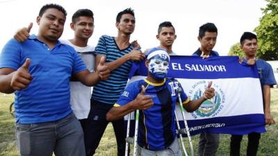 Los salvaodreños ya están llegando al recinto sampedrano. Uno de los aficionados catrachos también anda con ellos.