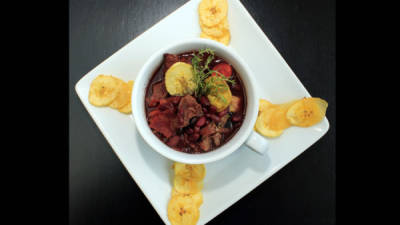 El plato nacional de Brasil es la feijoada, a base de frijoles negros, carne de cerdo salada, ahumada y fresca, algunas hortalizas y en un caldo espeso.