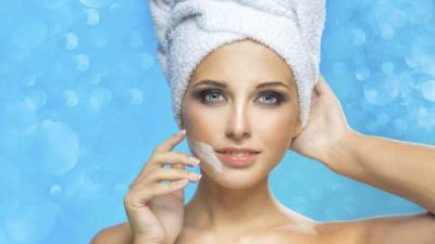 Hidratar la piel después de una desvelada es importante porque evitará que las arrugas o manchas aparezcan como consecuencia.