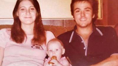 Donna Casasanta, la abuela de Holly, dijo que ha rezado por más de 40 años por una respuesta “y el Señor ha revelado parte de ella, hemos encontrado a Holly”.