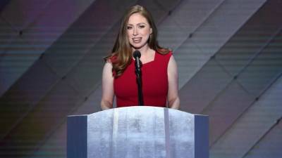 Chelsea Clinton, hija de Bill y Hillary Clinton, presenta a su madre, la nominada oficial del Partido Demócrata, destacando su papel de madre y política.