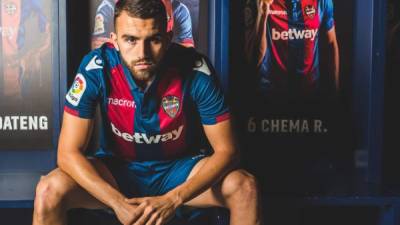 Borja Mayoral ya luce los colores del Levante.