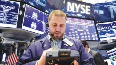 A man counts U.S. dollar banknotes at a currency exchange shop in Beirut, Lebanon March 23, 2021. Picture taken March 23, 2021. REUTERS/Mohamed Azakir