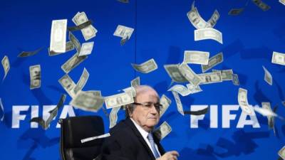 Josep Blatter fue humillado en mayo por un comediante, quien le tiró dólares falsos en el rostro.
