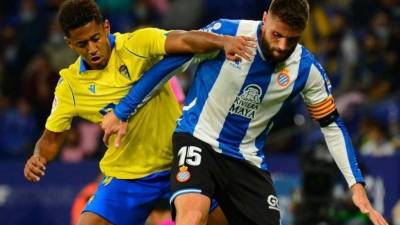 Choco Lozano en la disputa de la pelota con el centrocampista David López del Espanyol.