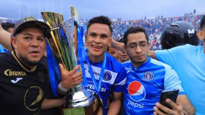 Denil Maldonado con la Copa 18 conquistada por el Motagua.