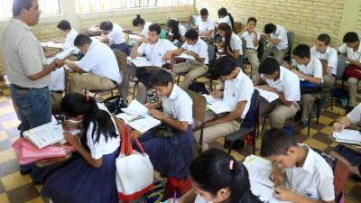 Un docente imparte clases en el Instituto José Trinidad Reyes. Foto: Amílcar Izaguirre