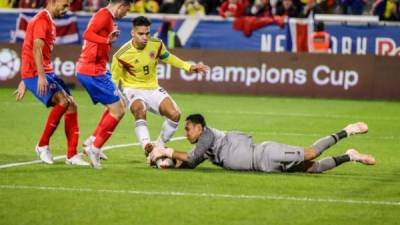 El delantero colombiano Radamel Falcao tuvo un partido muy dinámico esta noche. Aquí choca con el portero costarricense, Keylor Navas. Foto: Jonathan Loarca
