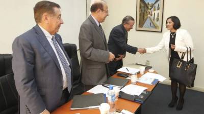 Juan Ferrera, Roberto Herrera Cáceres y Enrique Aguilar Cerrato, del Conadeh, recibieron ayer a la aspirante a magistrada Karen Martínez en la audiencias para escoger a sus aspirantes.