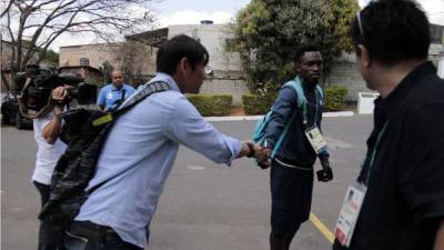 Koji Nakata conoció a Alberth Elis en el entrenamiento de este viernes de la Sub-23 de Honduras. Foto Juan Salgado/Enviado Especial