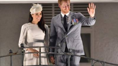 El príncipe Harry y su esposa Meghan, duquesa de Sussex, llegaron a Suva, capital de Fiyi, donde fueron recibidos por unas 15.000 personas. AFP/PETER PARKS.