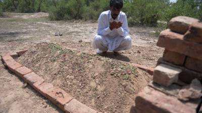 El viudo de la paquistaní Farzaba Parveen visitó la tumba de su amada, asesinado por su familia.