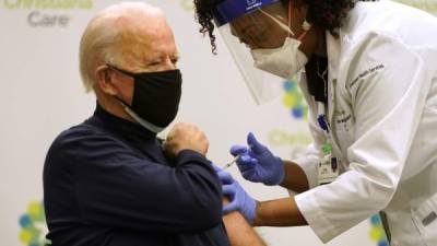 'No hay nada de que preocuparse', dice Biden a estadounidenses al vacunarse contra el coronavirus./AFP.