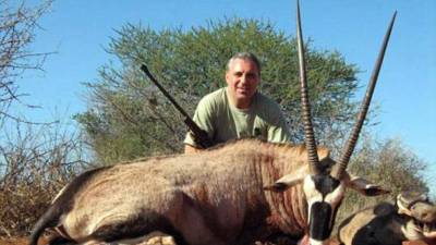 El ex jugador de Barcelona fue sorprendido con imágenes que levantaron el repudio de muchos.